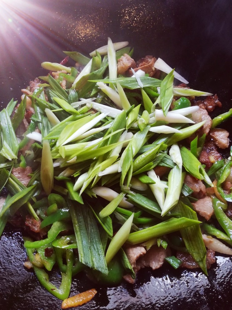 三丝青椒炒肉,再放入蒜苗炒