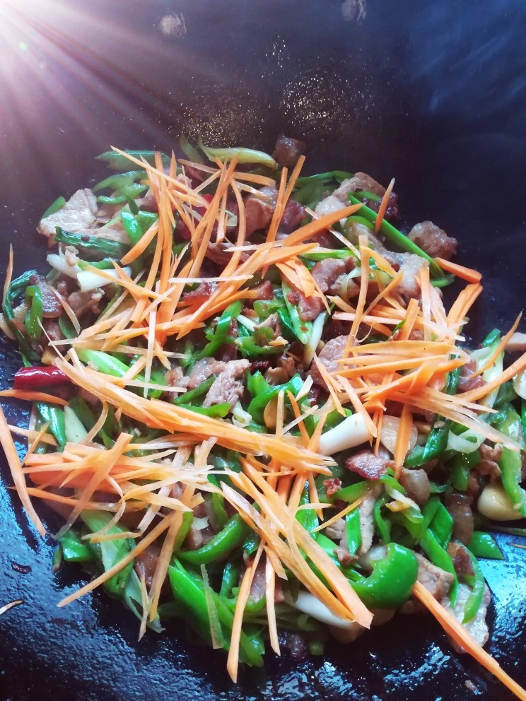 三丝青椒炒肉,炒熟后放入胡萝卜丝翻炒几下