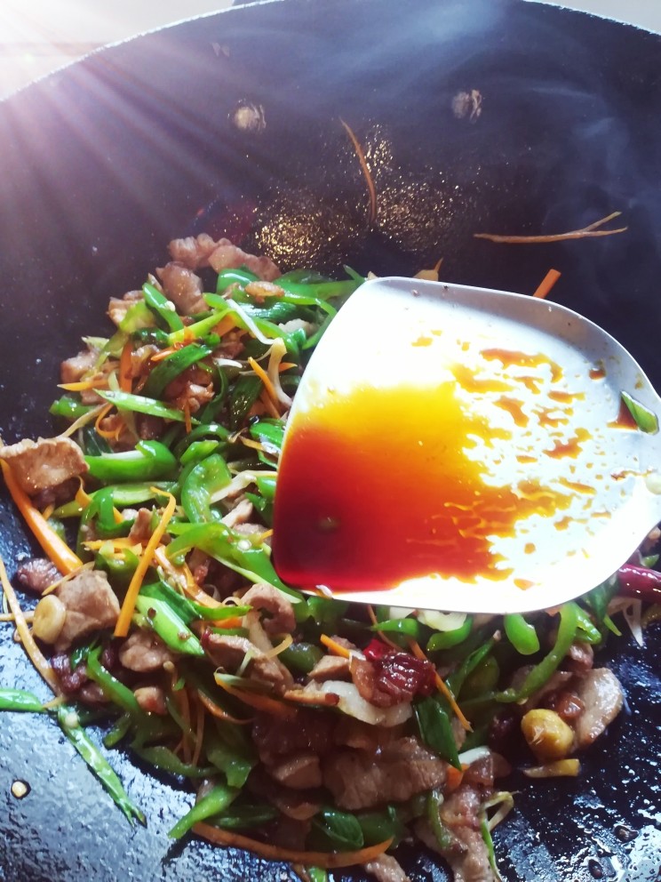 三丝青椒炒肉,最后起锅的时候放点鲜味酱油即可