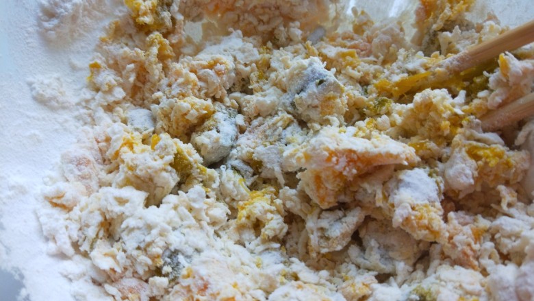 立秋 吃南瓜猪肉虾仁香菜饺子,在加入<a style='color:red;display:inline-block;' href='/shicai/ 519'>面粉</a>合成面团