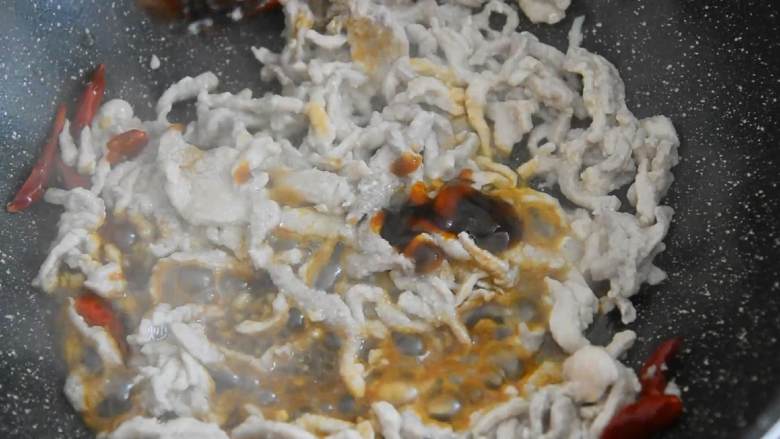 快手辣炒肉丝超下饭,米饭都多吃一碗,倒入肉丝,加入1勺糖、生抽、蚝油炒匀。