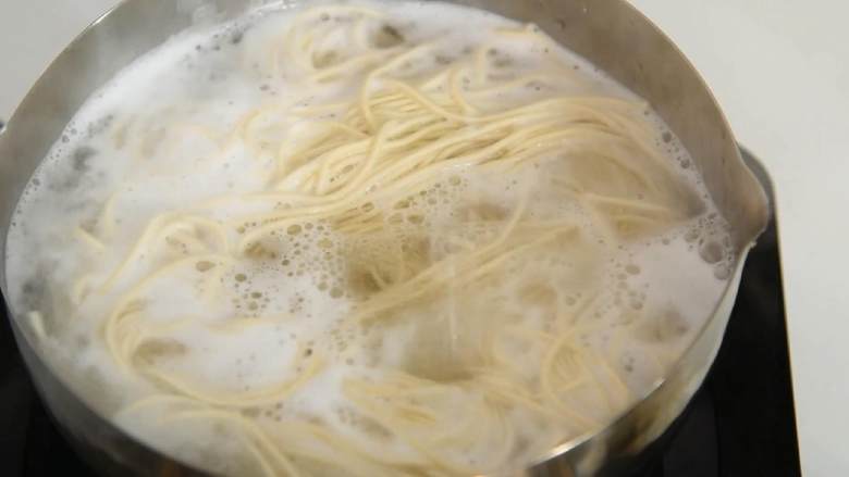 一碗热汤面—鲜香营养又开胃,水烧开下面,煮开加冷水,再次煮开关火。