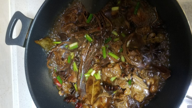 茶树菇焖老鸭,烧开后转文火,加入少量香醋,煮40分钟
