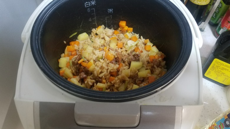 爱马仕褒仔饭,再盖好继续等电饭煲把饭完全煮好