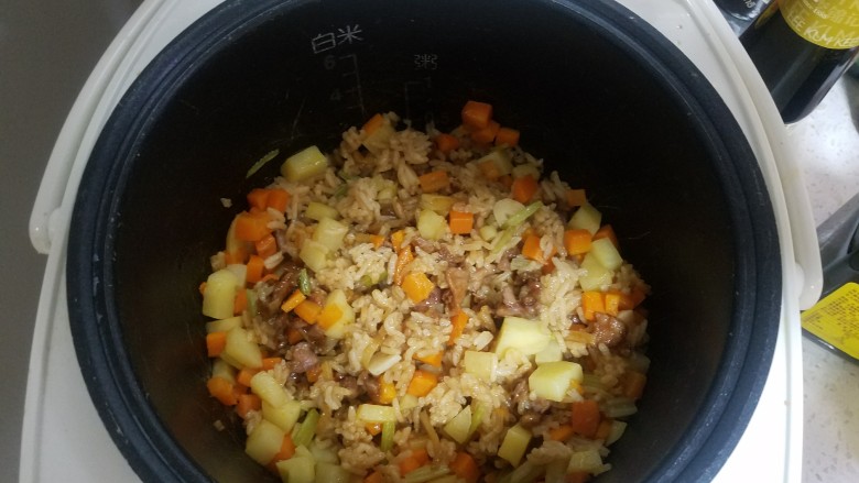 爱马仕褒仔饭,电饭煲应在炒菜前开始煮饭,米饭的水和米一比一,记得开始煮前放入几滴油,直至煮到米饭开始凌洁加入炒好的蔬菜和腌制好的<a style='color:red;display:inline-block;' href='/shicai/ 216'>牛肉</a>,并加进 李锦记褒仔饭酱油和姜丝搅拌