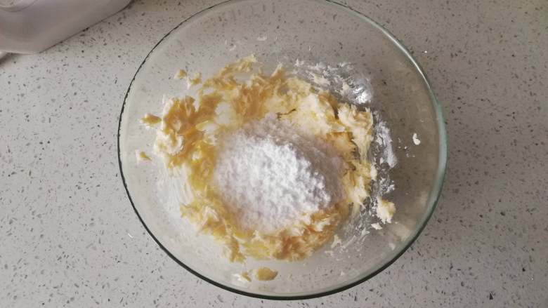 糖霜饼干之平整饼干底,加入糖粉,用打蛋器混合均匀,打至黄油颜色变浅,体积微微膨胀。