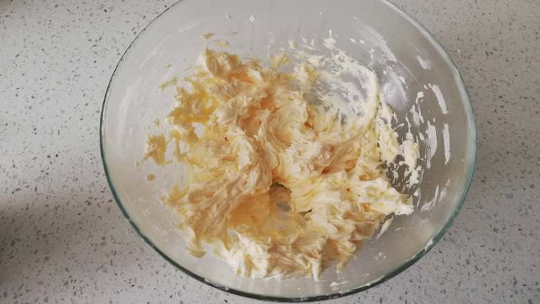 糖霜饼干之平整饼干底,加入蛋黄后,打至蛋黄与黄油充分融合。