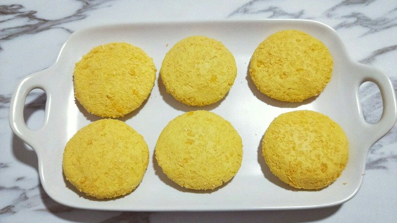 色泽金黄&香甜软糯的豆沙馅南瓜饼,再用手揉圆,轻轻压扁。(裹好面包糠最好揉一下,这样面包糠黏的更加好,不容易掉!)