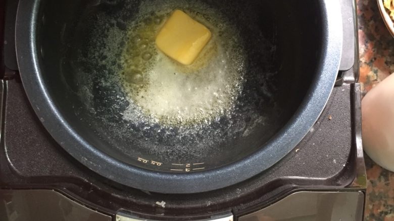 原味牛轧糖,电饭煲通电。