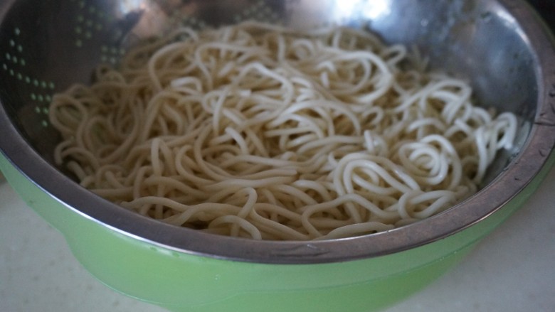 老上海冷面,稍等下就可以捞起,用篮子沥下水