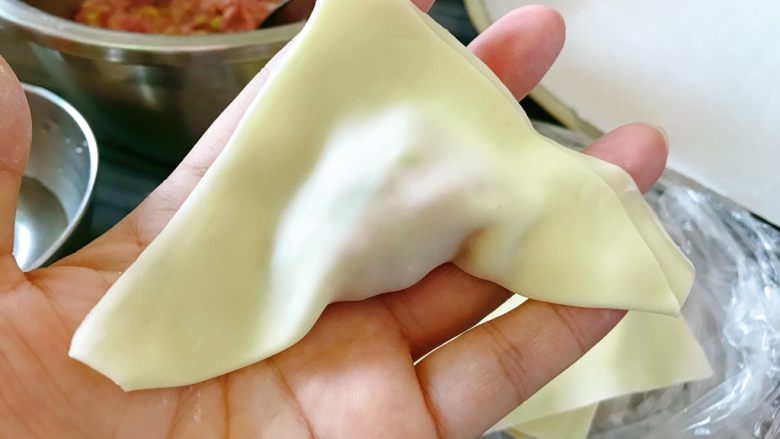 饺子,边处抹水,对折捏紧。