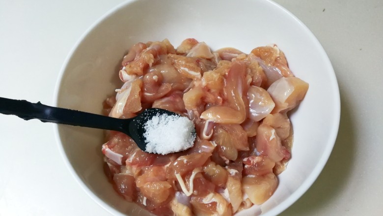 洋葱青椒鸡腿丁,鸡丁放入碗中,放入少许盐