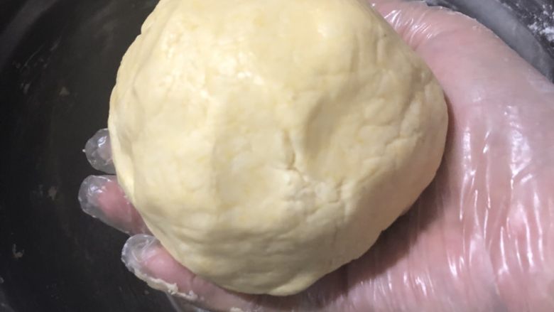 玛格丽特饼干,用手揉成团。夏天手温高,戴手套操作哦。