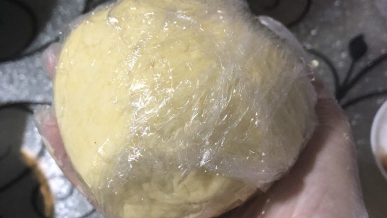 玛格丽特饼干,包好保鲜膜,放冰箱冷藏1小时。