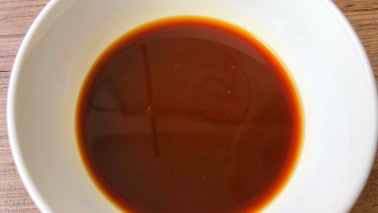 鱼香茄子,加入30g生抽、10g料酒、5g白醋,搅拌成酱汁待用