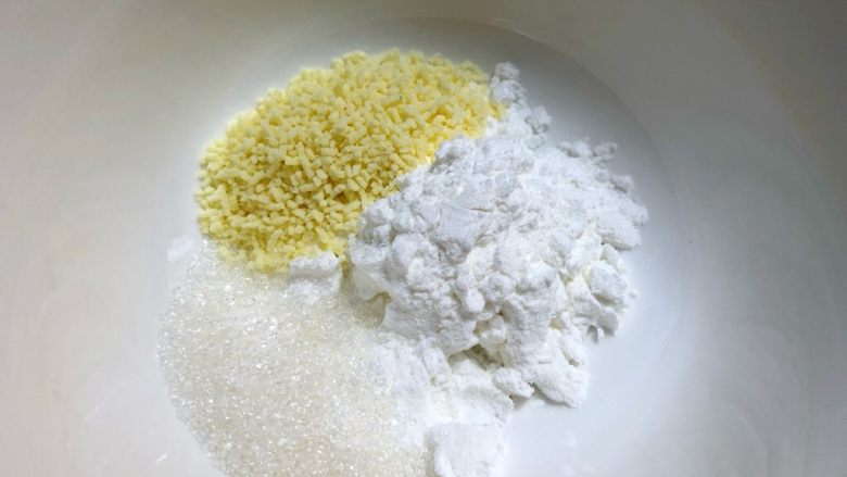 鱼香茄子,在10g玉米淀粉的碗里加入5g鸡精,10g白糖