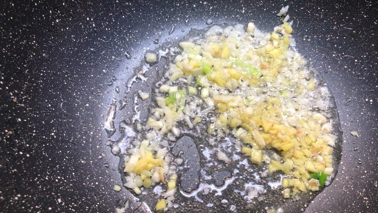 鱼香茄子,锅里剩少许底油,倒入姜蒜末、葱白爆香