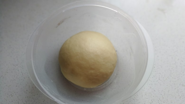 椰蓉炸面包,开始揉面,揉面至扩展阶段后,放入容器中盖保鲜膜发酵。(揉面过程中加入20克的食用油)