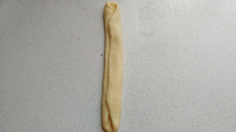 椰蓉炸面包,然后分别把两边向中间对折重叠。