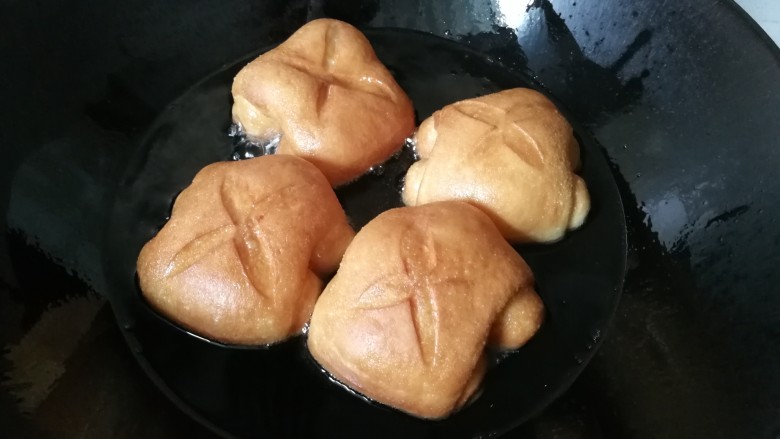 椰蓉炸面包,炸至过程中用筷子适时翻面,记得全程小火炸制。