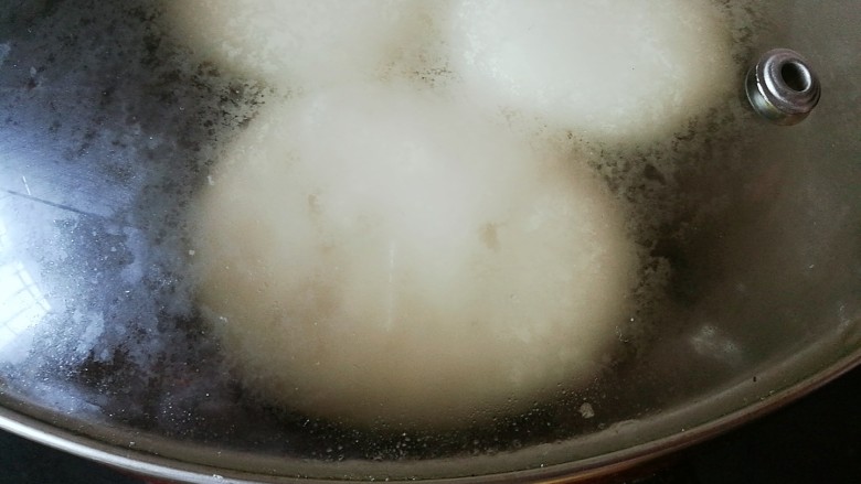 健脾去湿益气,特色瘦身鸡蛋饼
,盖上锅盖,小火煎1分半钟,切记不停晃动平底锅,以免糊锅