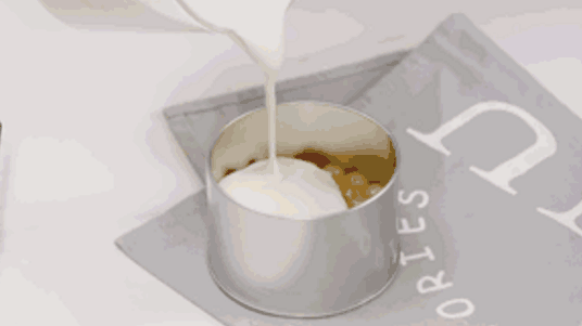珍珠奶茶慕斯,把蛋糕片铺在罐子底部,上面铺一层珍珠,倒入奶茶慕斯,再铺上蛋糕片,上面再次倒入慕斯液。最后放到冰箱里冷藏3小时定型,装饰珍珠完成!