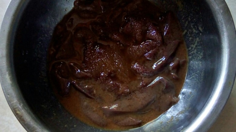 仔姜香爆猪肝,<a style='color:red;display:inline-block;' href='/shicai/ 419'>猪肝</a>切片,用料酒、酱油和白糖码味。