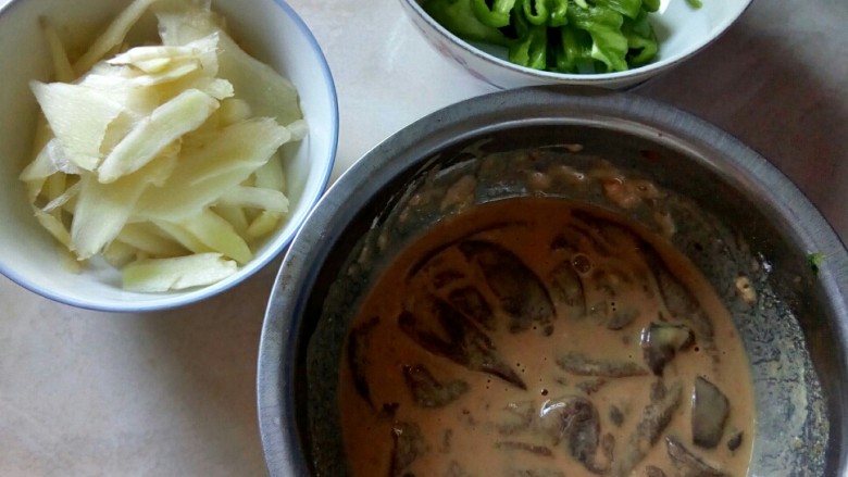 仔姜香爆猪肝,猪肝上桨,仔姜切片,<a style='color:red;display:inline-block;' href='/shicai/ 61'>青椒</a>切丝。