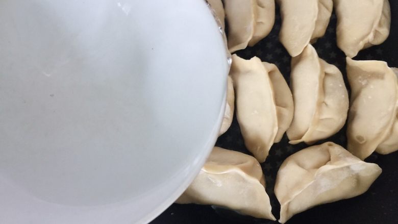 上海鲜肉锅贴(煎饺),加凉水