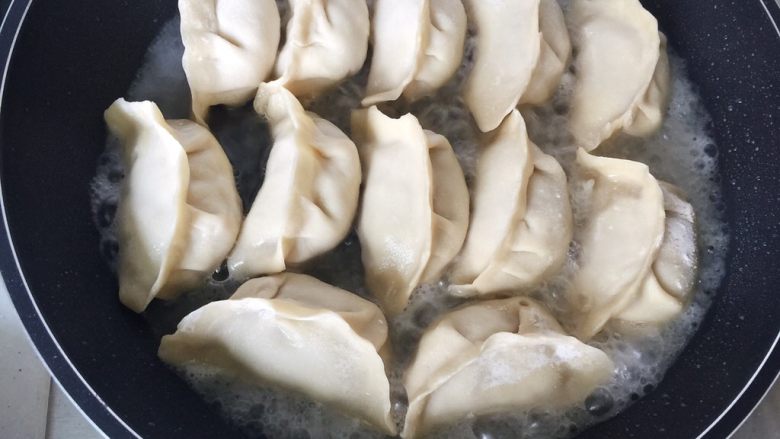 上海鲜肉锅贴(煎饺),水量盖没饺子底部多一点点,盖锅盖,继续中小火焖煮