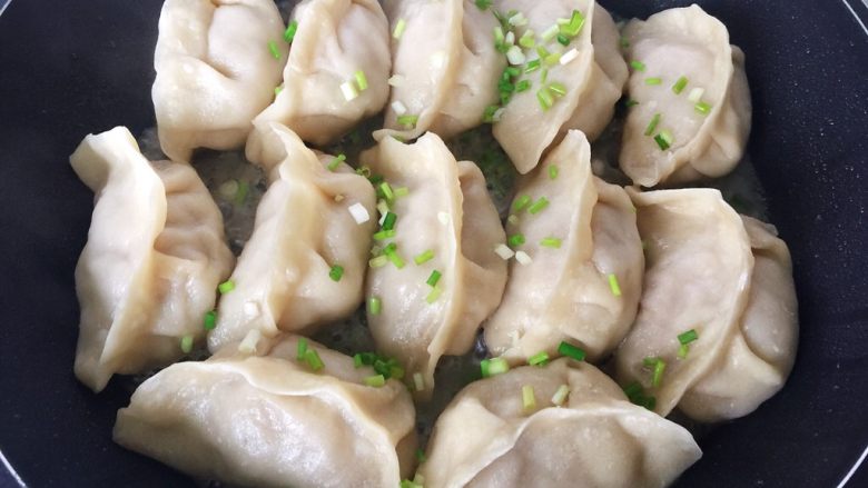 上海鲜肉锅贴(煎饺),约十分钟左右,水收干了,也就是熟了,撒一把<a style='color:red;display:inline-block;' href='/shicai/ 157'>小葱</a>,就可以出锅了
