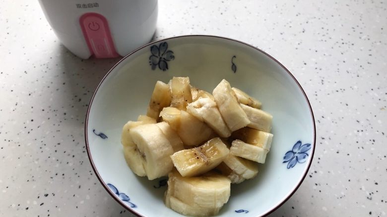 香浓芒果香蕉奶昔,香蕉去皮,切成小块,备用