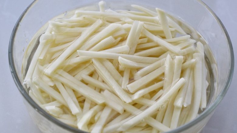 双椒蚝油土豆条,然后用流动水冲洗两遍，浸泡在清水中防止氧化变色