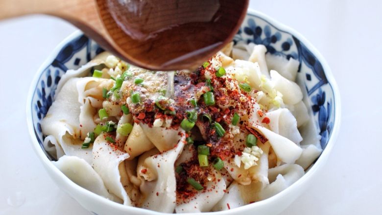 油泼扯面,锅中倒适量食用油烧至八成热,然后立刻将油浇在调料上面,拌匀后食用即可