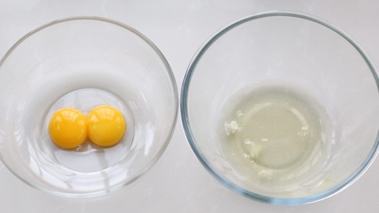 酸奶蛋糕,准备好所需食材,取两个干净无油的容器,将蛋清和蛋黄分离出来
