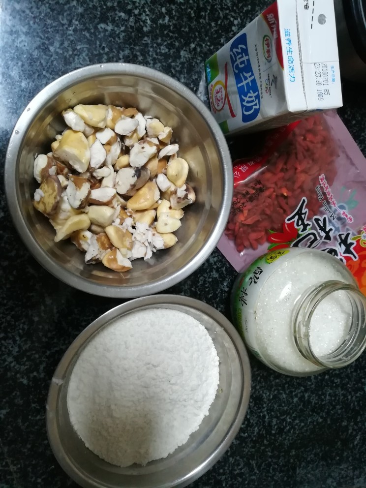 时令糕点,Q弹可口,还可以抗癌减肥的,菱角糕,做菱角糕的所有食材合影。
如果没有料理机,可以把菱角煮熟,一样取出肉,用擀面杖擀碎,当然效果口感都没有料理机好。