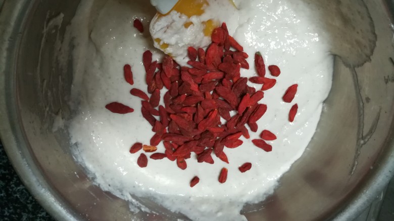 时令糕点,Q弹可口,还可以抗癌减肥的,菱角糕,加入枸杞继续搅拌,加枸杞的目的是为了好看,也为了中和菱角的凉性,即使多吃一点,也没事。