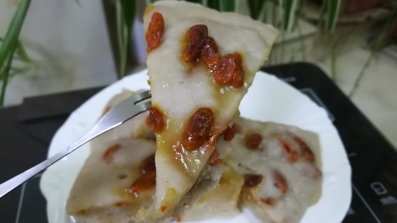 时令糕点,Q弹可口,还可以抗癌减肥的,菱角糕,甜甜的,糯糯的,还有着菱角特殊的香味,真的非常不错。
这绝对是初秋最好的糕点之一,清凉解毒,还可以减肥,抗癌,真是功能多多啊,你值得拥有。