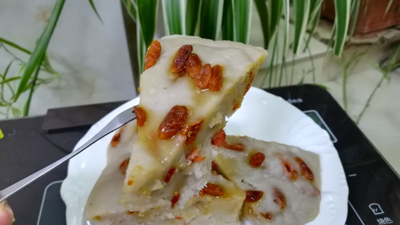 时令糕点,Q弹可口,还可以抗癌减肥的,菱角糕,成品图。
清香可口,还具有各种保健作用的菱角糕就做好了。
