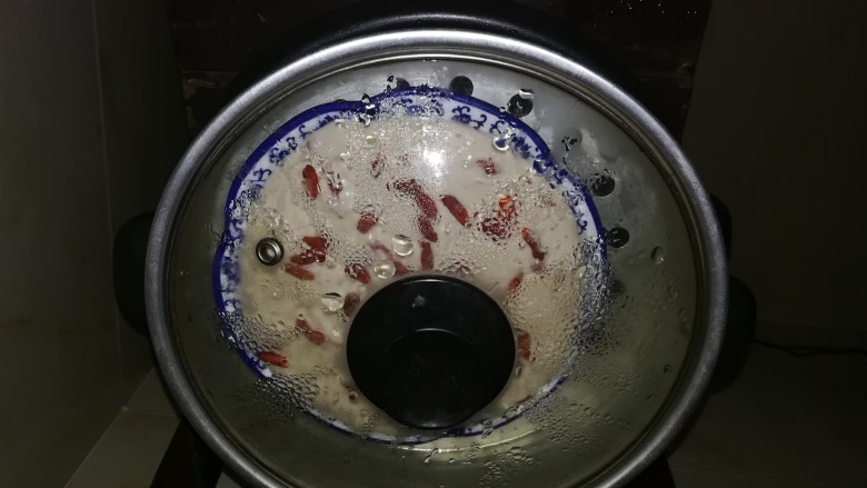 时令糕点,Q弹可口,还可以抗癌减肥的,菱角糕,水大开后,放上菱角糊糊蒸20分钟。
各人的锅不一样,熟的标准是,用筷子插入,筷子拔出是干净的,说明就好了。