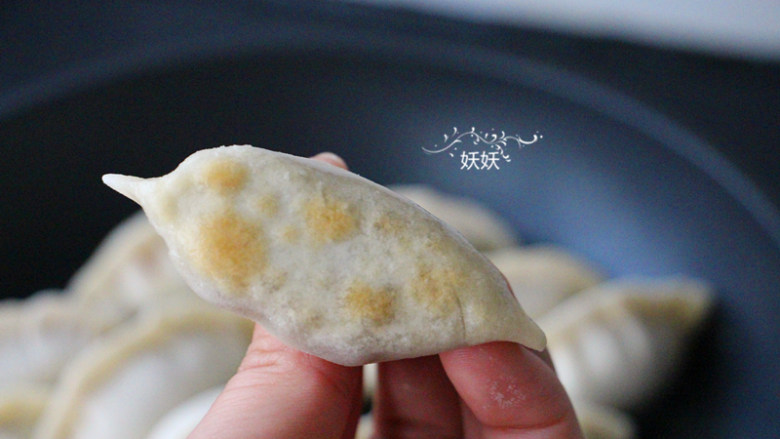 生煎牛肉饺子,大约一两分钟,饺子底部会煎出这样的淡淡的焦黄。