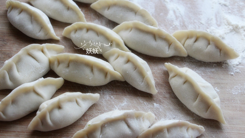生煎牛肉饺子,包入牛肉馅,收口处捏紧。