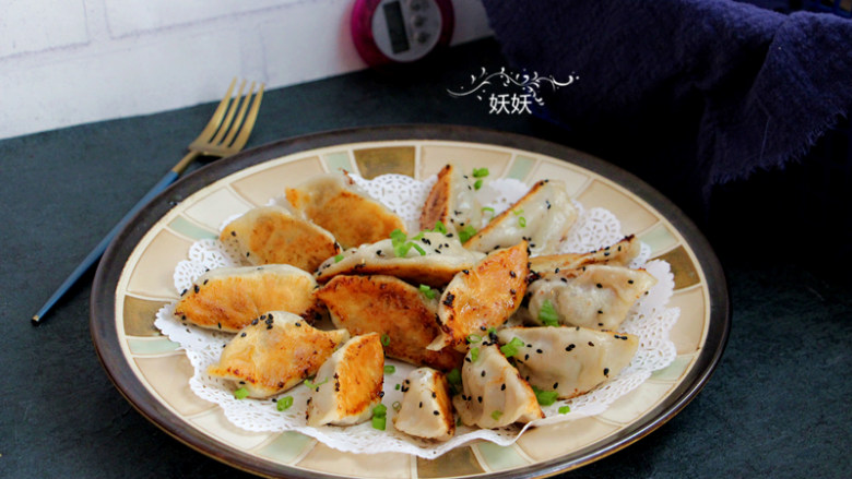 生煎牛肉饺子,出锅撒上一些小葱提香,特别好吃。