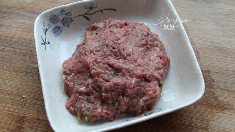 生煎牛肉饺子,<a style='color:red;display:inline-block;' href='/shicai/ 216'>牛肉</a>加<a style='color:red;display:inline-block;' href='/shicai/ 3250'>葱</a><a style='color:red;display:inline-block;' href='/shicai/ 37'>姜</a>，盐，一大勺油，打成均匀细腻的<a style='color:red;display:inline-block;' href='/shicai/ 216'>牛肉</a>馅备用。