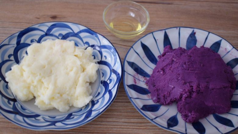 紫薯山药糕,蒸熟后山药和紫薯各加入30克<a style='color:red;display:inline-block;' href='/shicai/ 893'>炼乳</a>打成细腻的泥状,食用油煮熟备用