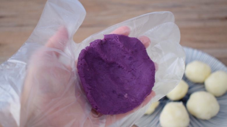 紫薯山药糕,这里我拍了一款做法:就是取40克紫薯按成饼状