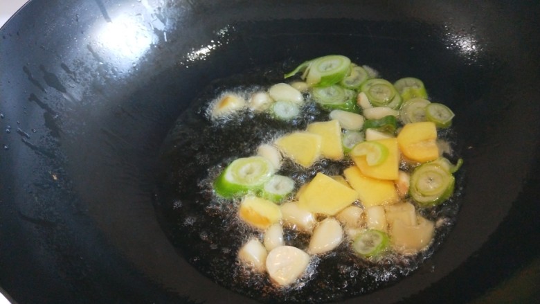 新文美食 爆炒蛤蜊,放入葱姜蒜炒香。