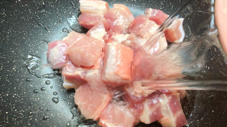 卤蛋红烧肉,切好的五花肉放入锅里,倒入和五花肉齐平的水