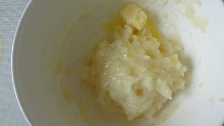 菠菜麻薯夹心软欧包,放到温热放入黄油,注意带手套揉到黄油充分被吸收,盖上保鲜膜待用