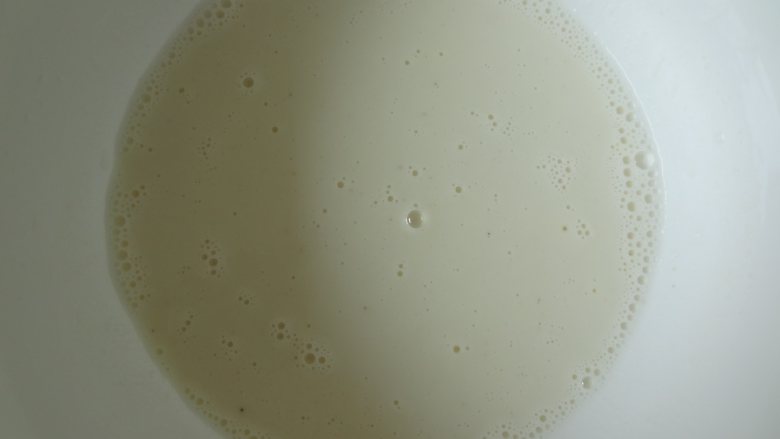 菠菜麻薯夹心软欧包,发酵的时候开始做麻薯,所有材料混合搅拌均匀盖上保鲜膜上锅蒸大火8分钟左右